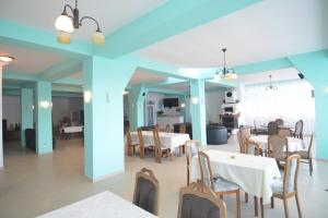 オルショバにあるCasa Verdeの青い壁のダイニングルーム(テーブル、椅子付)