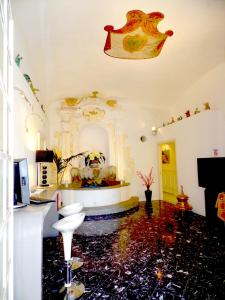 ヴィエトリにあるDimora Carlo IIIのリビングルーム(テーブル、天井のある広い部屋付)