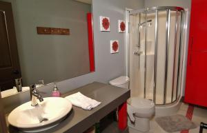 une salle de bain avec un lavabo, une douche et des toilettes dans l'établissement Chalet 9014 Chemin des Alpages by Les Chalets Alpins, à Stoneham 25 autres photos