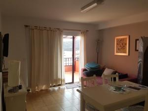 a living room with a couch and a table at RELAX ISLEÑO in Breña Baja