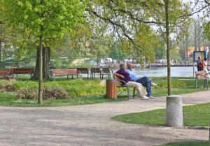 ヴァーレンにあるFerienwohnungen Waren SEE 9250の二人の公園のベンチに座っている