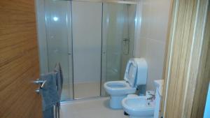 een badkamer met een toilet en een glazen douche bij Casa Centenaria in Serra de El-Rei