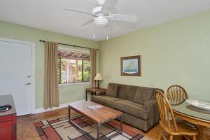 Area soggiorno di Beach Place Guesthouses