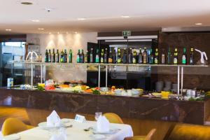a bar with a lot of drinks on it at América Bittar Hotel in Brasília