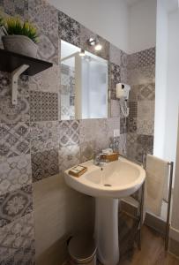 bagno con lavandino e specchio di Il Sonaglio a Palermo