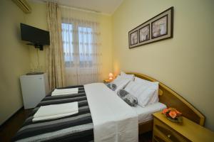 庫塔伊西的住宿－Europa Hotel-Kutaisi，一间卧室设有一张床和一个窗口