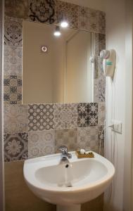 bagno con lavandino bianco e specchio di Il Sonaglio a Palermo