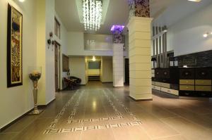 un pasillo de un edificio con columnas y un pasillo con una mesa en Park Hotel, en Katerini