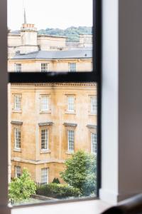 una ventana con vistas a un gran edificio en Hiding Space Westgate Apartments, en Bath