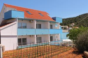a house with a fence in front of it at Apartments Yerkovic in Marina