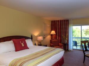 ein Hotelzimmer mit Bett und Balkon in der Unterkunft Deerhurst Resort in Huntsville + 38 Fotos