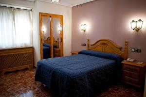 Ένα ή περισσότερα κρεβάτια σε δωμάτιο στο Hotel Guadalquivir +34 φωτογραφίες