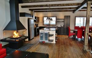 cocina y sala de estar con chimenea en Chalet 9013 Chemin des Alpages by Les Chalets Alpins, en Stoneham