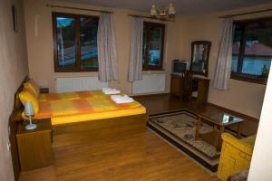1 dormitorio con 1 cama y sala de estar en Complex Balkandzhii en Apriltsi