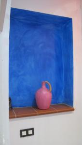 a blue vase sitting on top of a blue wall at B&B Casa Alfareria 59 in Seville