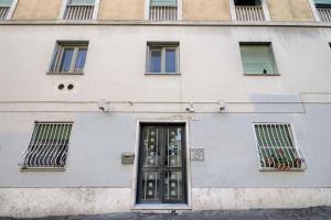 un edificio blanco con ventanas y una puerta en Appartamento turistico di Lulù, en Roma
