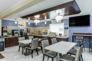 Кухня или мини-кухня в Days Inn by Wyndham Goose Creek
