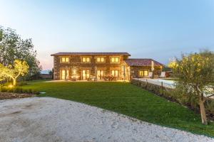 a house with a large yard with a driveway at Quinta do Gato, Douro Valley, Armamar in Armamar