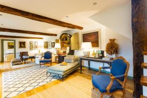 a living room with blue chairs and a table at Quinta do Gato, Douro Valley, Armamar in Armamar