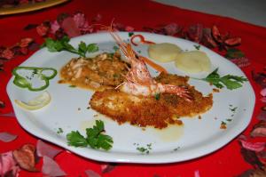 un plato de comida con camarones en una mesa en Hotel Le Dune IUN 1998, en Porto Pollo