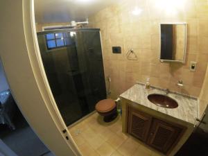 Ένα μπάνιο στο Lindo Apartamento em Cabo Frio +48 φωτογραφίες