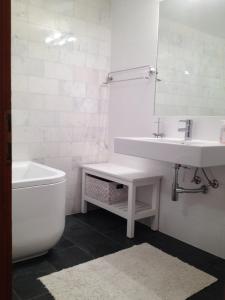 bagno con lavandino, vasca e specchio di Les Boucanier a Verbier