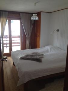 una camera da letto con un letto coperto di Les Boucanier a Verbier