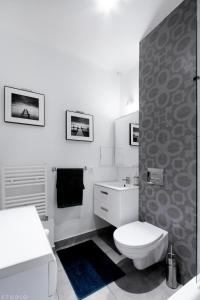 bagno bianco con servizi igienici e lavandino di ClickTheFlat Avenue Place Apart Rooms a Varsavia