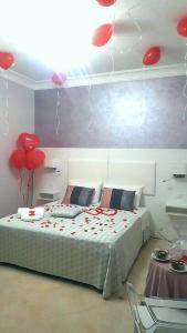 Schlafzimmer mit einem Bett mit roten Ballons an der Decke in der Unterkunft Pepe'Accommodation in Parghelia
