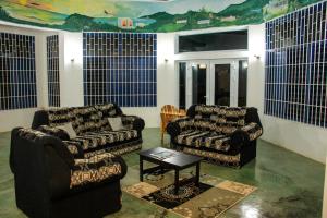 Sala de estar con 2 sofás y mesa en Sunshine Lodge: Your home away from home en Montego Bay