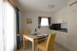 Kuchyň nebo kuchyňský kout v ubytování Hotel Allegra