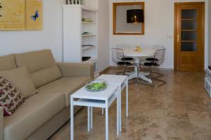 uma sala de estar com um sofá e uma mesa em ApartUP Francia Views em Valência