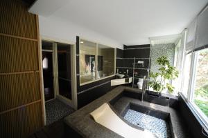 新竹市的住宿－金座渡假汽車旅館，中间设有大浴缸的浴室