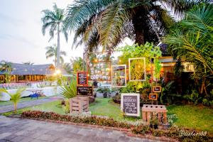 una tienda con letreros frente a ella con palmeras en Tasneem Convention Hotel Yogyakarta, en Yogyakarta