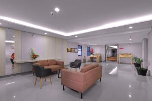 - un hall d'accueil avec mobilier et lit dans l'établissement favehotel Bandara Tangerang, à Tangerang