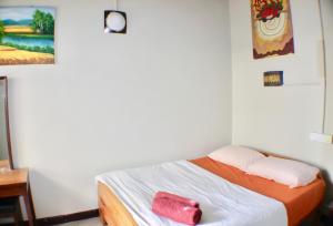Postel nebo postele na pokoji v ubytování Birdnest Guesthouse, Gaia Rooftop Cafe