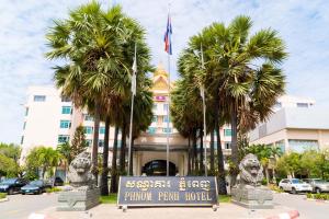 Phnom Penh Hotel في بنوم بنه: لافته امام عماره فيها نخيل
