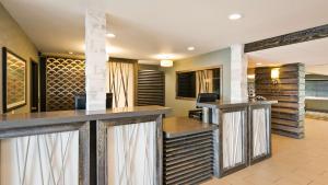Kuchyň nebo kuchyňský kout v ubytování Best Western Long Beach Inn