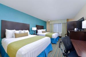 Postel nebo postele na pokoji v ubytování Best Western Long Beach Inn
