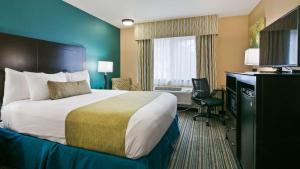 Postel nebo postele na pokoji v ubytování Best Western Long Beach Inn