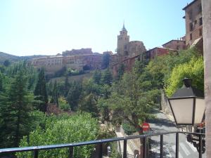 - un balcon offrant une vue sur une ville avec des bâtiments dans l'établissement Hotel Mesón del Gallo, à Albarracín