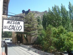 un signe pour un délidad mexicain avec un poulet au dessus dans l'établissement Hotel Mesón del Gallo, à Albarracín