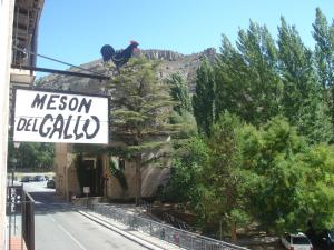 アルバラシンにあるHotel Mesón del Galloの鶏の上に乗せたメキシコのデリダッドの看板