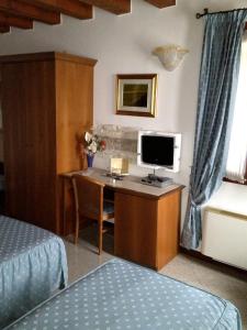 a bedroom with a desk with a computer on it at Ca'Nova Alloggi in Campalto +49 photos