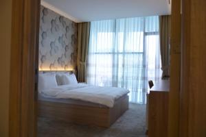 ブルサにあるITU Evi Bursaのベッドルーム1室(ベッド1台、大きな窓付)