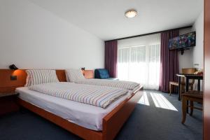 Habitación de hotel con cama y ventana en Hotel-Restaurant Ackersand, en Ackersand