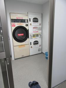 熊本市にあるゲストハウス　ティガの洗濯機2台、洗濯機、乾燥機が備わります。