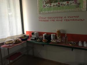 モンカリエーリにあるIl Trattoreの食物入りのカウンター