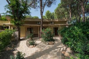 a house with a courtyard in front of it at Abbaechelu in Santa Margherita di Pula