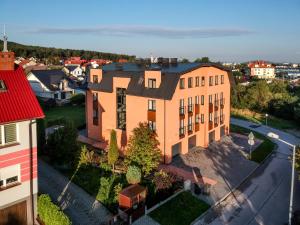 eine Aussicht auf ein Gebäude in einer Stadt in der Unterkunft Prima Apartments in Kielce